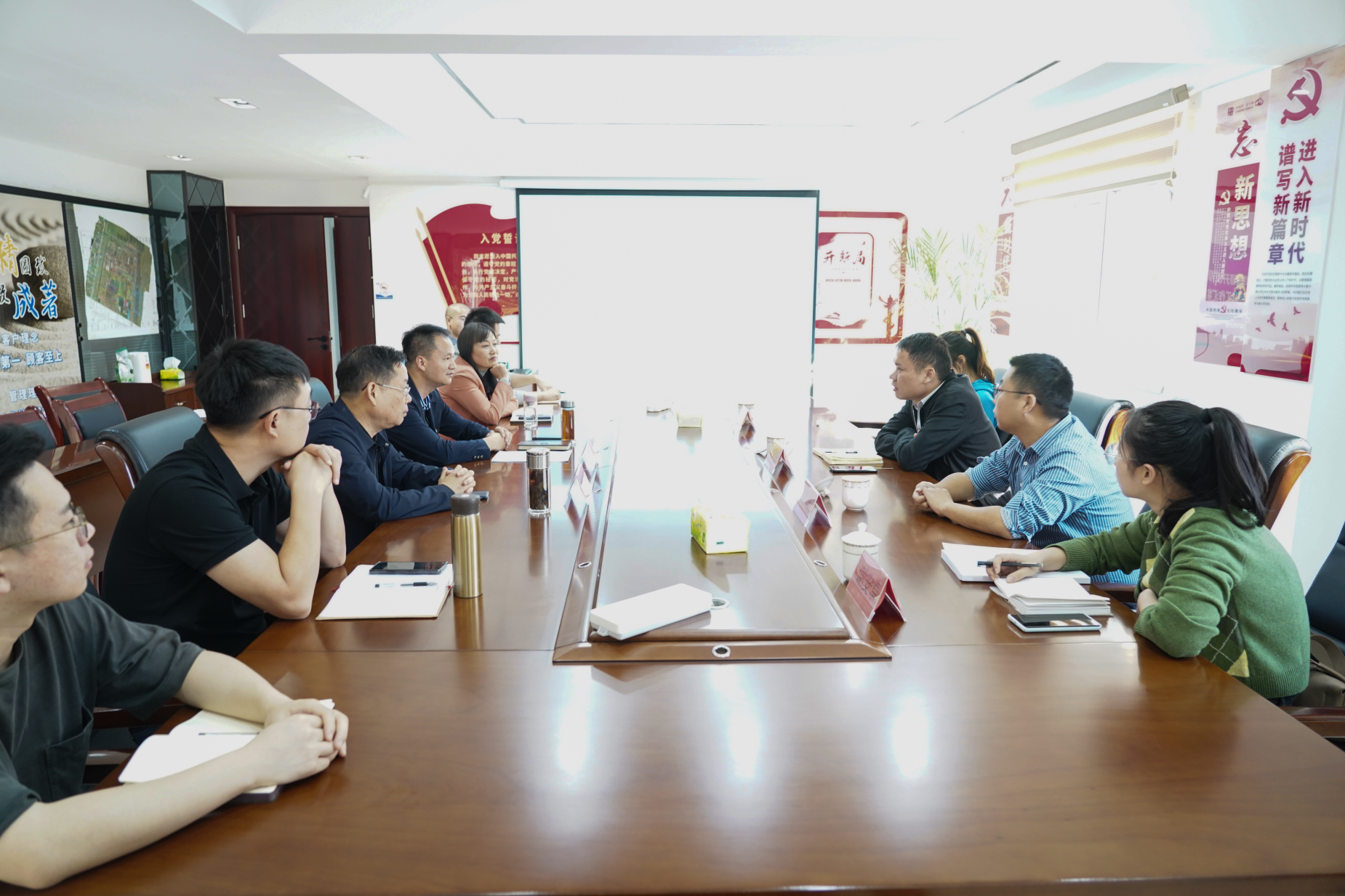 共青团益阳市委对益沅华体会(中国)一站式服务平台市级“青年文明号”创建工作进行实地验收