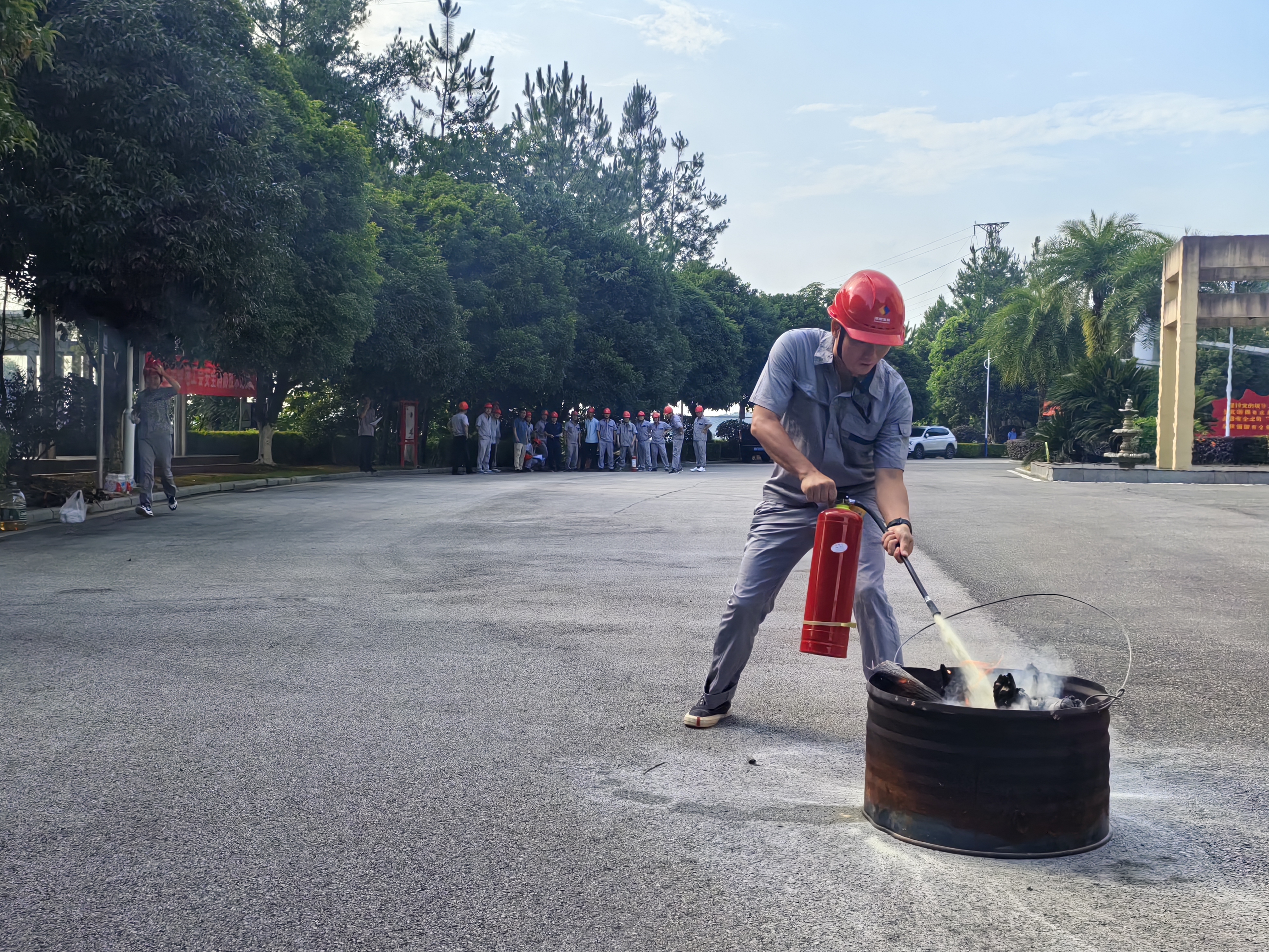 以赛促练强技能——蟒电华体会(中国)一站式服务平台开展消防技能比武